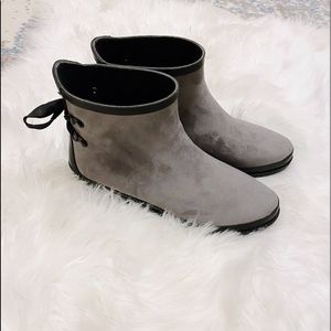 NWOT🎉 Gray Black Short Rain Durable Comfy Boots